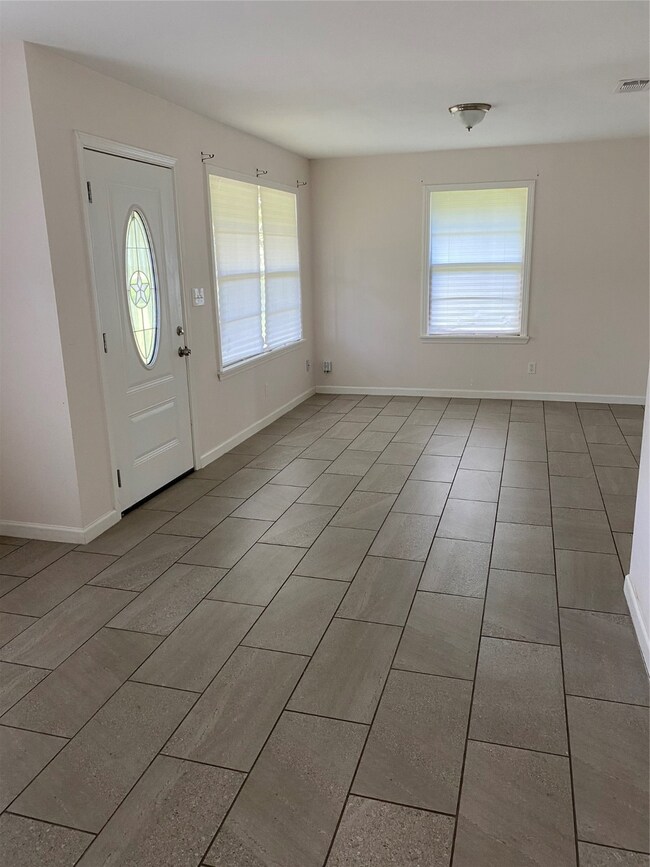 2315 W Dumble St, Alvin, TX 77511 - photo 5