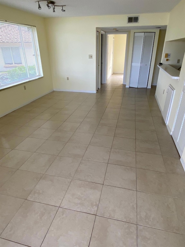 12104 Glenmoor Dr unit 12104, West Palm Beach, FL 33409 - photo 6