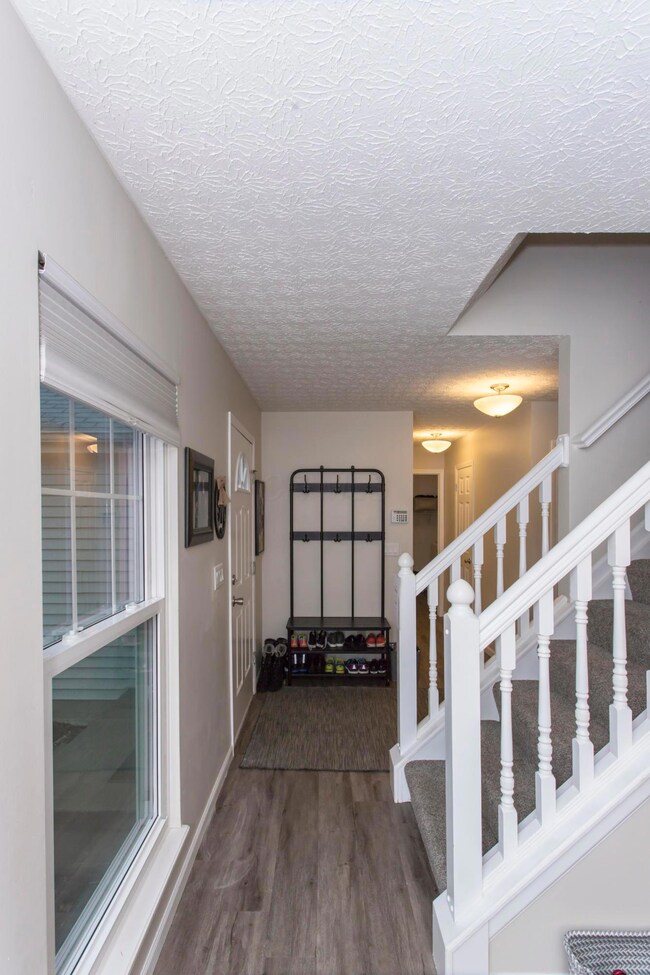 9303 Prestwick Green Dr, Columbus, OH 43240 - photo 6