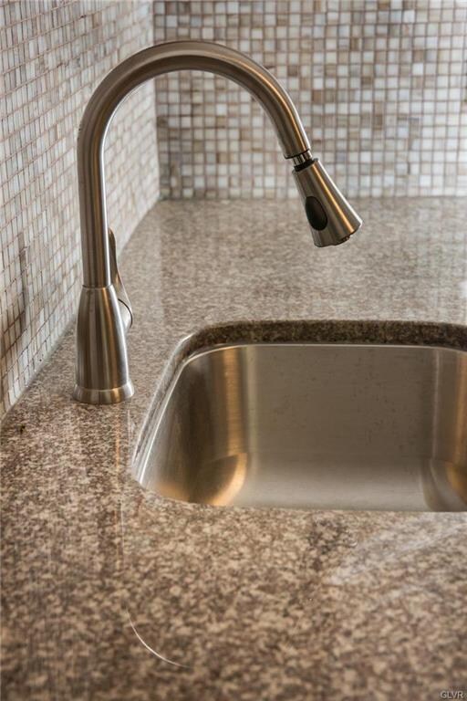 2306 N Lehigh Ave, Whitehall, PA 18052 - photo 7