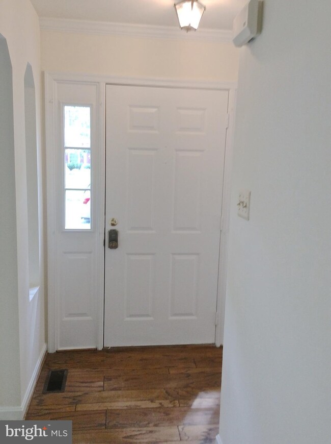 13114 Bramblewood Ln, Herndon, VA 20171 - photo 2