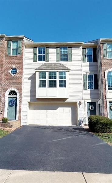 2 Story townhome in Kaufman Run Estates.  Living r