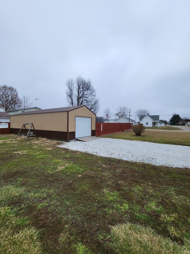 1312 N 9th St, Elwood, IN 46036 - photo 5