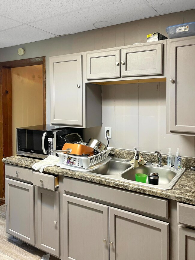 Lower unit w/2BR/1.5 BA