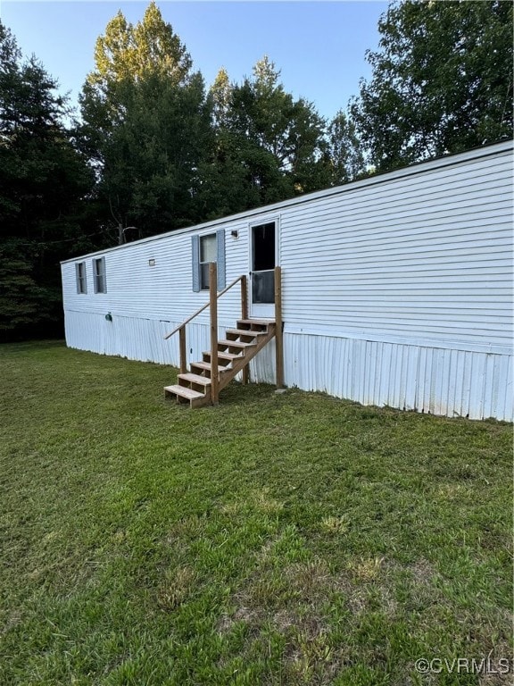 Manufactured / mobile home with a front lawn
