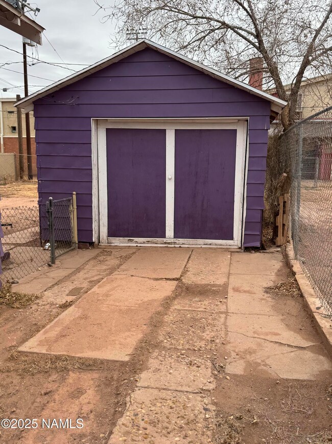 910 N Apache Ave, Winslow, AZ 86047 - photo 3