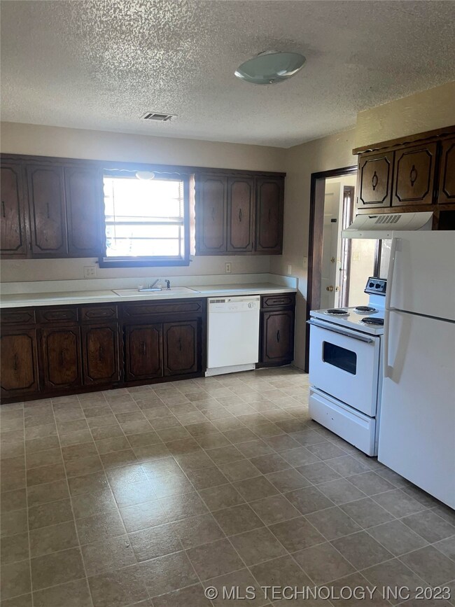 628 S Stockton St, Ada, OK 74820 - photo 3