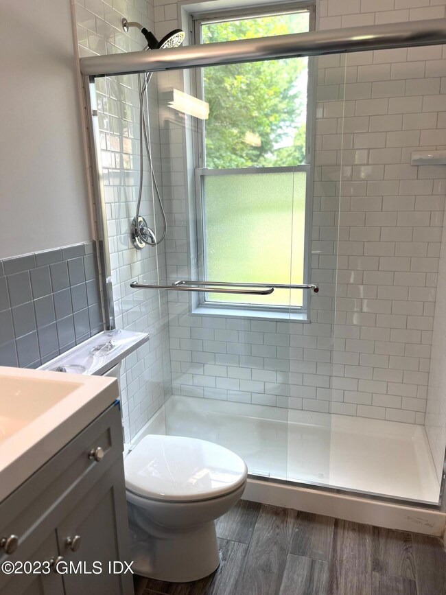 Bthrm Walkin Shower Apt4