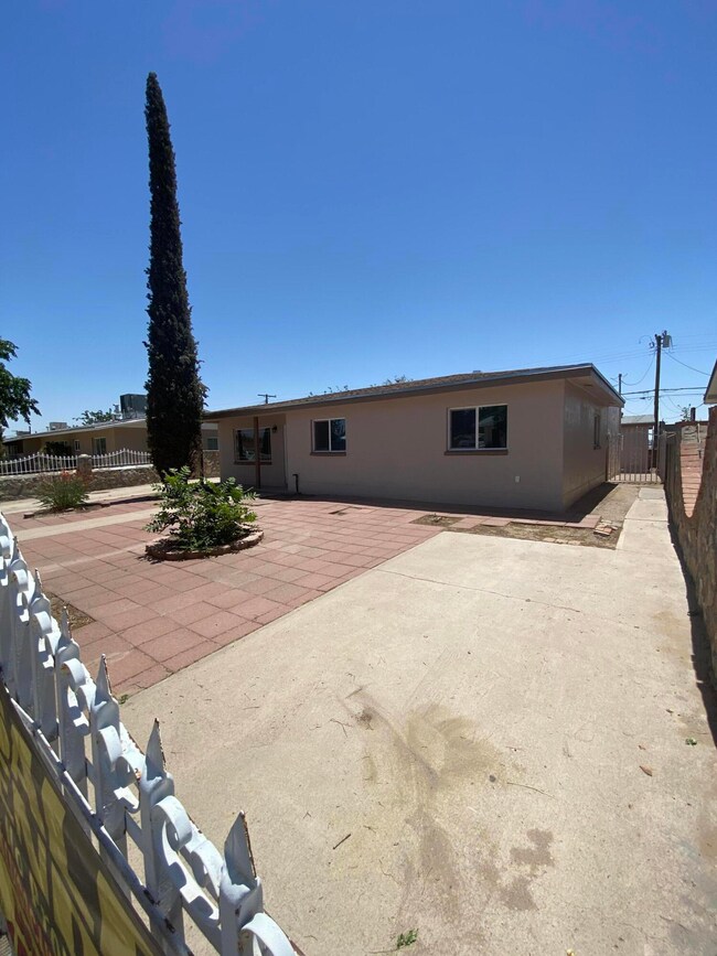 7332 Wilcox Dr, El Paso, TX 79915 - photo 3