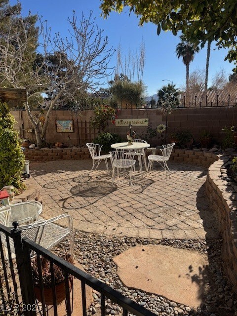 Side Sitting Area