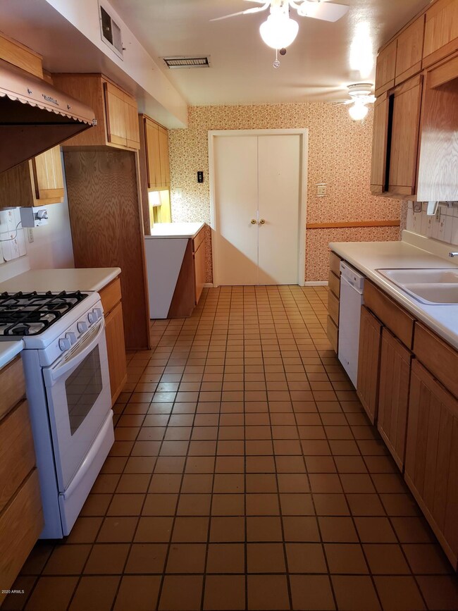MainHouseKitchen1