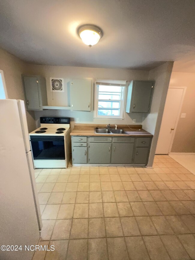 402 Dogwood Ln, Jacksonville, NC 28540 - photo 3