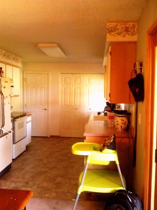 1370 Brookdale Ave, Medford, OR 97504 - photo 3