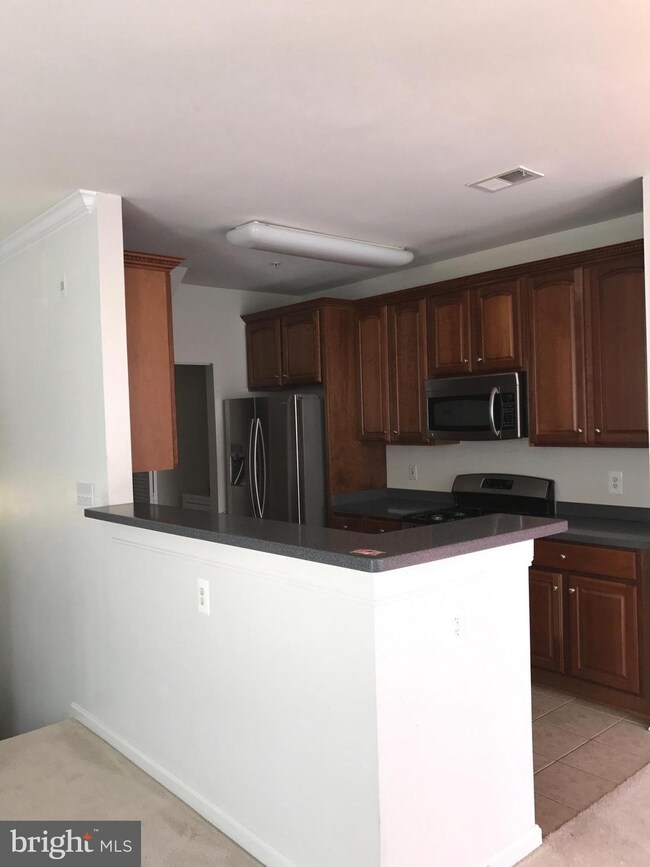 13067 Marcey Creek Rd, Herndon, VA 20171 - photo 3