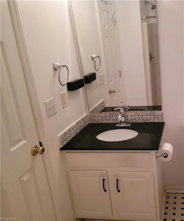 531 Ivy Glen Dr unit 531, Winston Salem, NC 27127 - photo 7