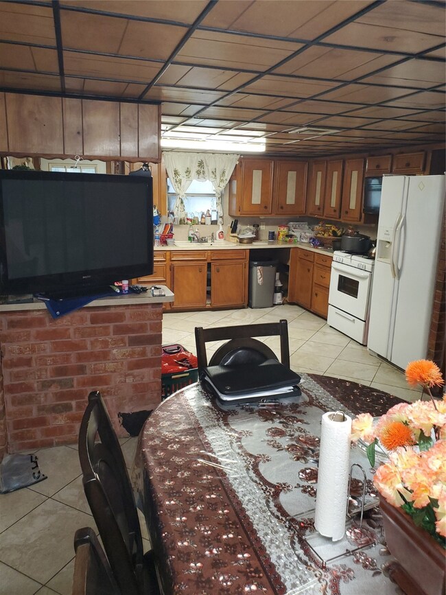 6915 Appleton St, Houston, TX 77022 - photo 4