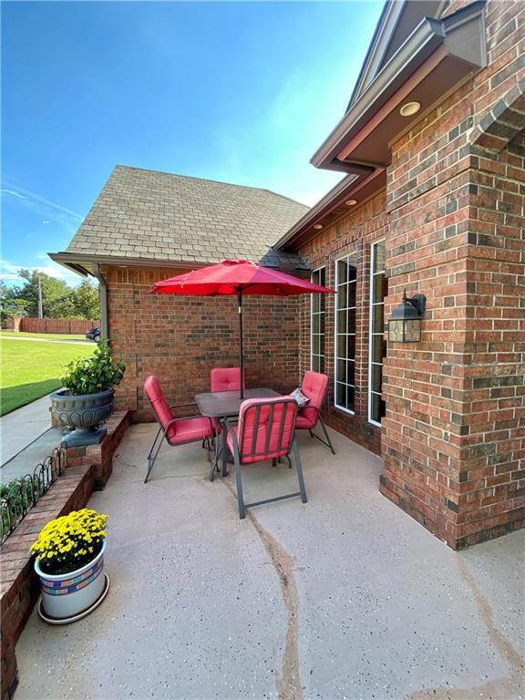 Comfortable courtyard for outdoor dinners