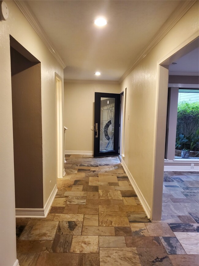 8025 W Oakwood Ct, Houston, TX 77040 - photo 3