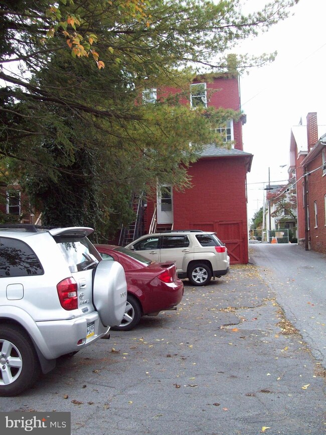 139 S 2nd St, Chambersburg, PA 17201 - photo 4