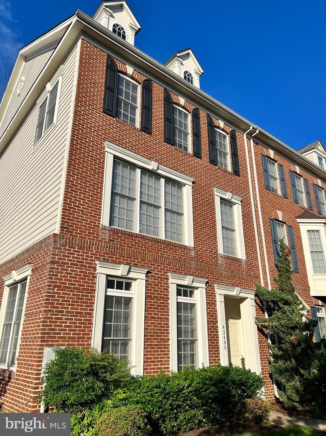 42495 Regal Wood Dr, Ashburn, VA 20148 - photo 2