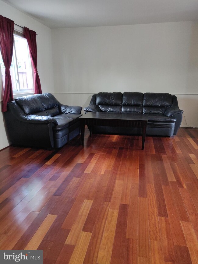 9686 Lindenbrook St, Fairfax, VA 22031 - photo 4