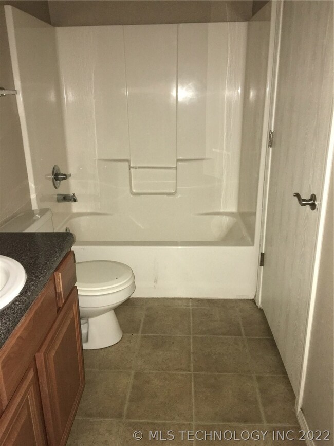 8 W Fairlane Place, Sapulpa, OK 74066 - photo 5