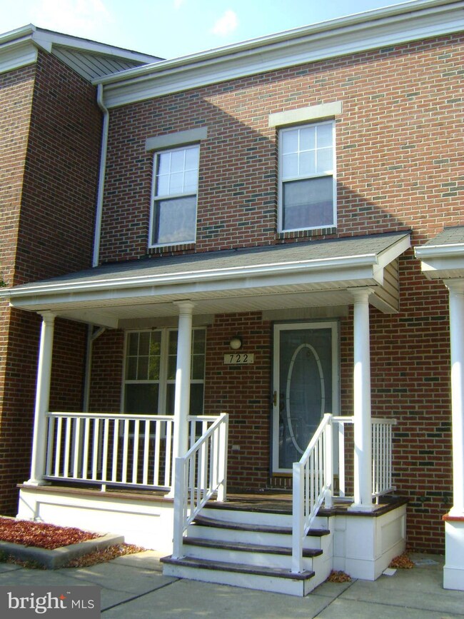 722 W Cherry Blossom Way, Baltimore, MD 21201 - photo 2