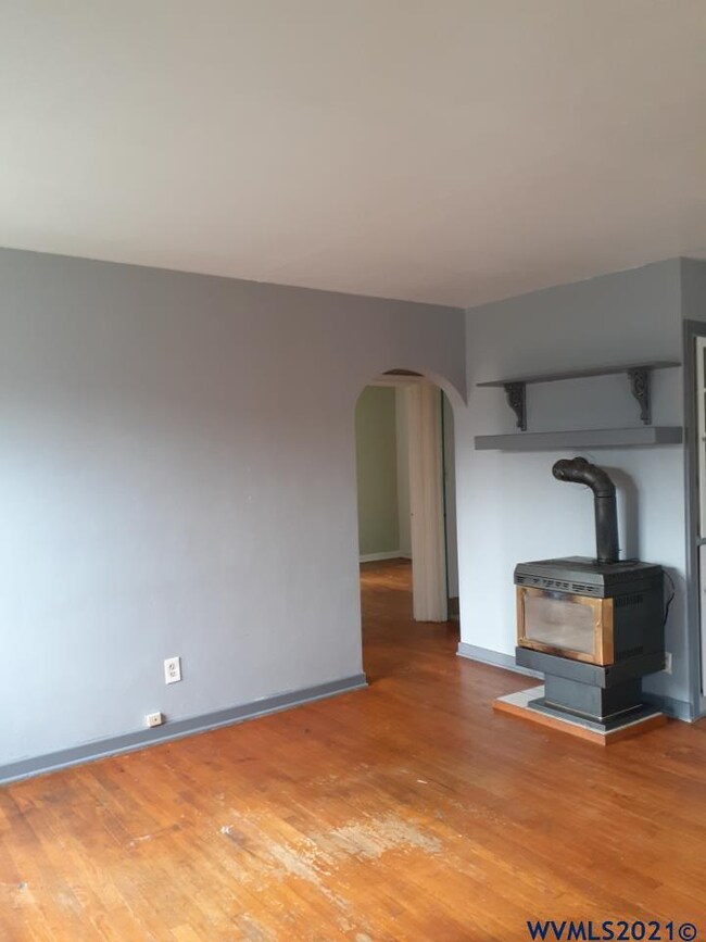 1049 15th Ave SW, Albany, OR 97321 - photo 2