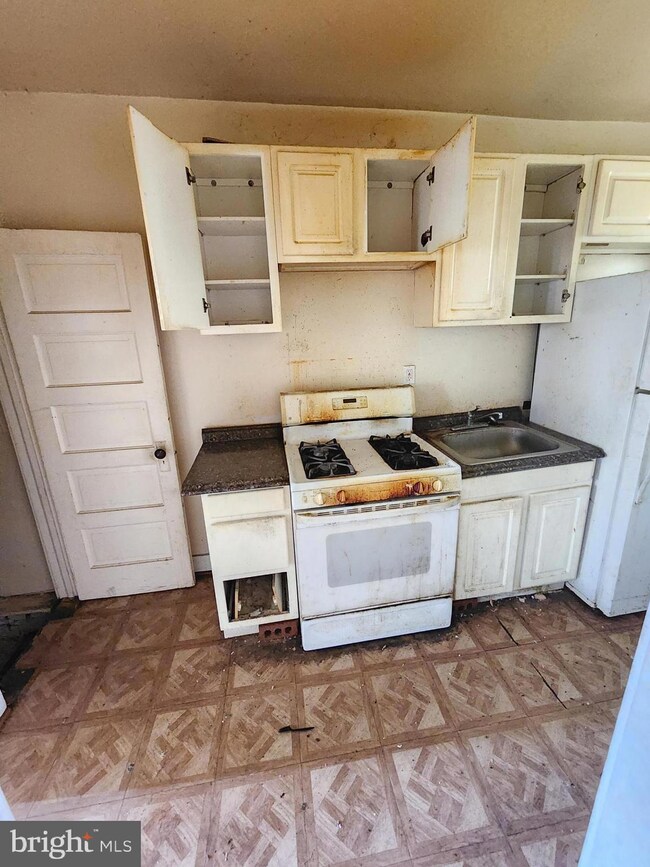 2728 Lauretta Ave, Baltimore, MD 21223 - photo 7