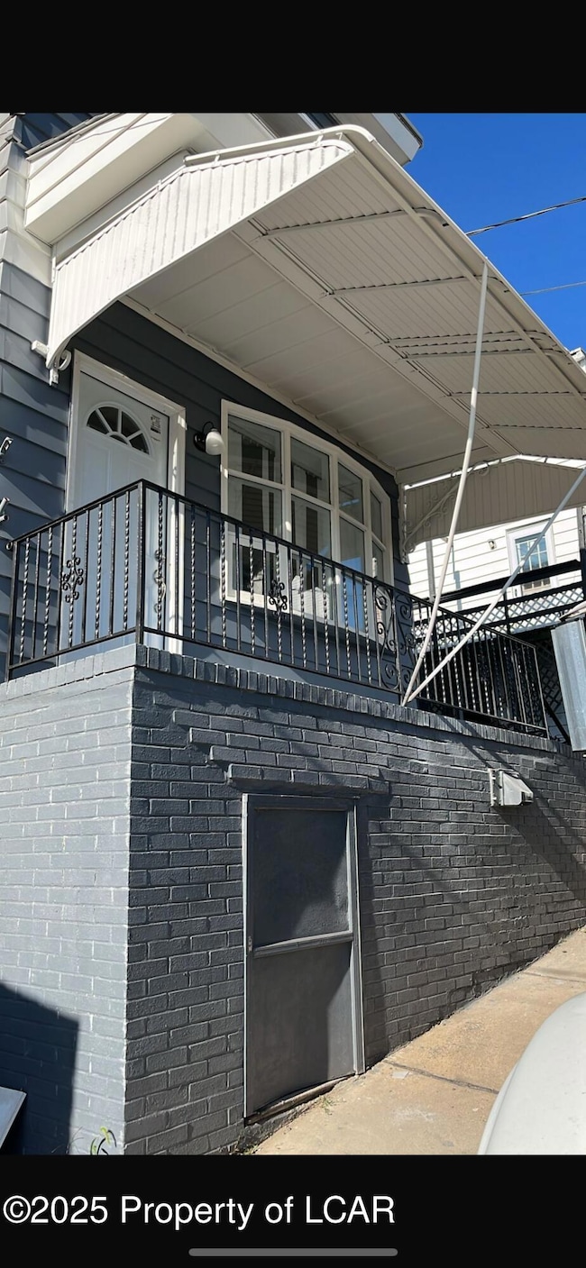 307 W Poplar St, Shenandoah, PA 17976 - photo 3