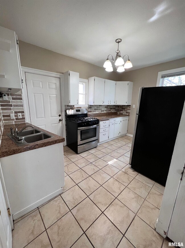 1621 W 7th St, Davenport, IA 52802 - photo 5