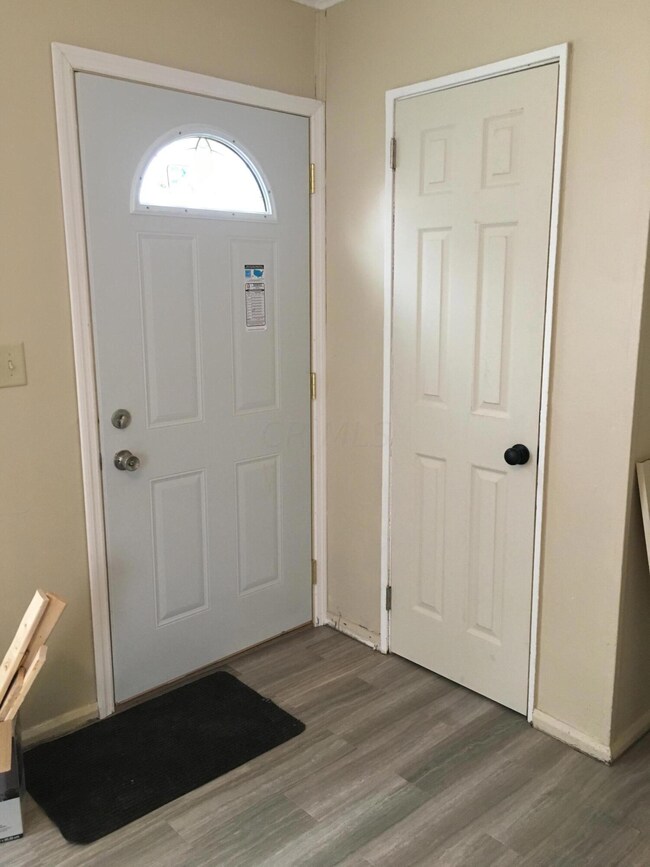 217 Saint Christopher Ln, Columbus, OH 43213 - photo 2