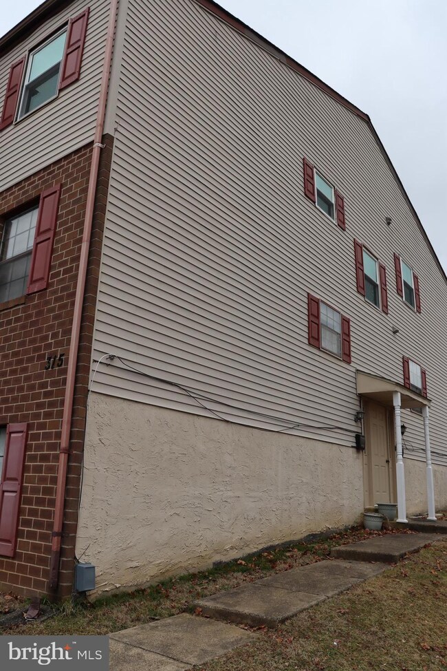 315 Birch Dr unit B, Lafayette Hill, PA 19444 - photo 2