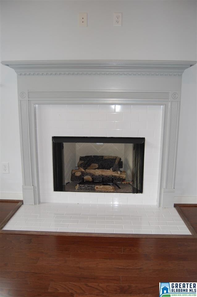 Fireplace with ventless gas logs makes this a nice
