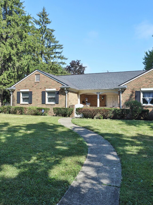 814 Meadowview Dr, Columbus, OH 43224 - photo 2