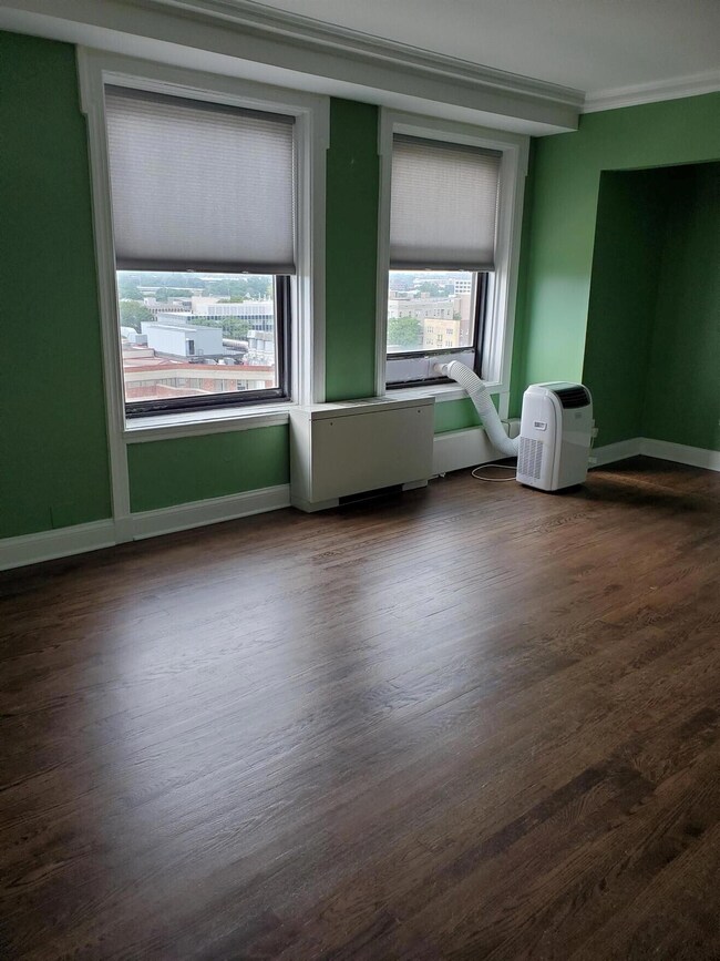 Bedroom 10923210148479123110923210148481