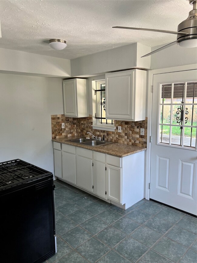 825 Prosper St unit B, Houston, TX 77088 - photo 5