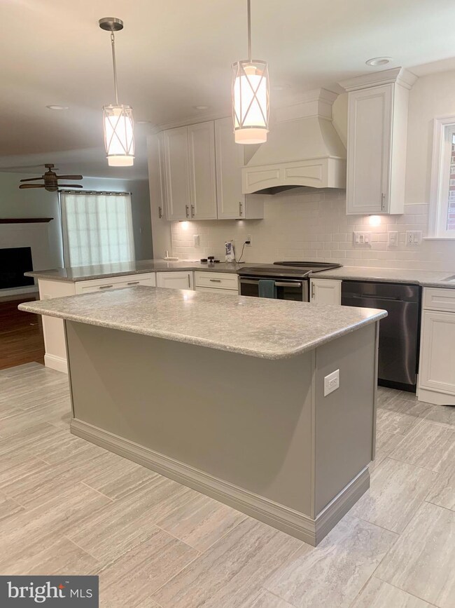 22870 Piney Wood Cir, California, MD 20619 - photo 5