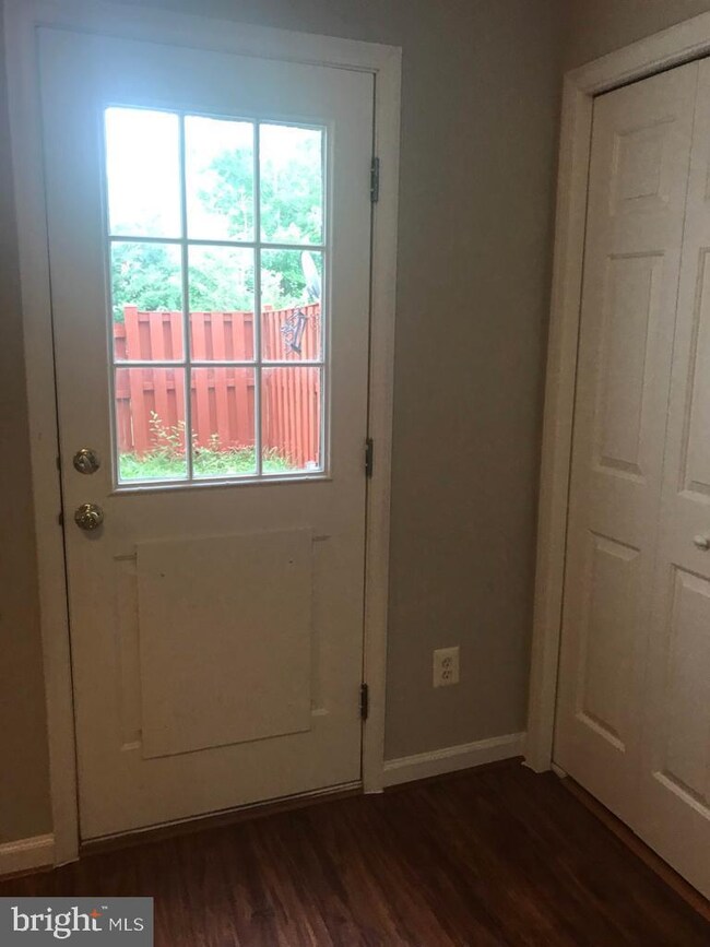 2529 Banshire Dr, Herndon, VA 20171 - photo 4