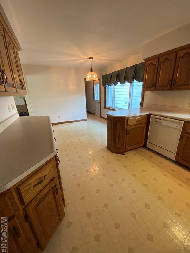 405 Infirmary Rd, Wapakoneta, OH 45895 - photo 5