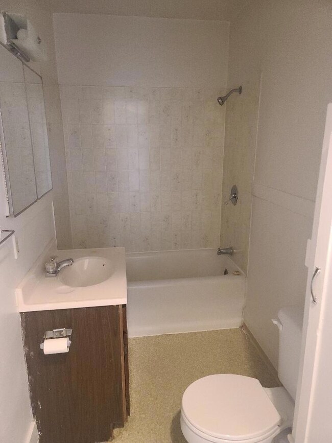 915 E Main St, Klamath Falls, OR 97601 - photo 4