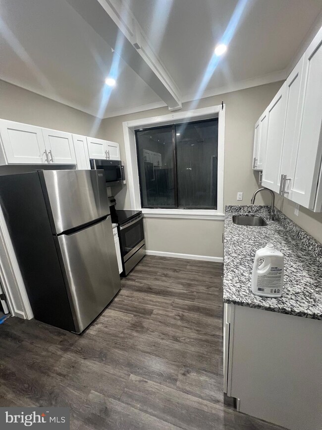 430 Macdade Blvd unit 3, Darby, PA 19023 - photo 6