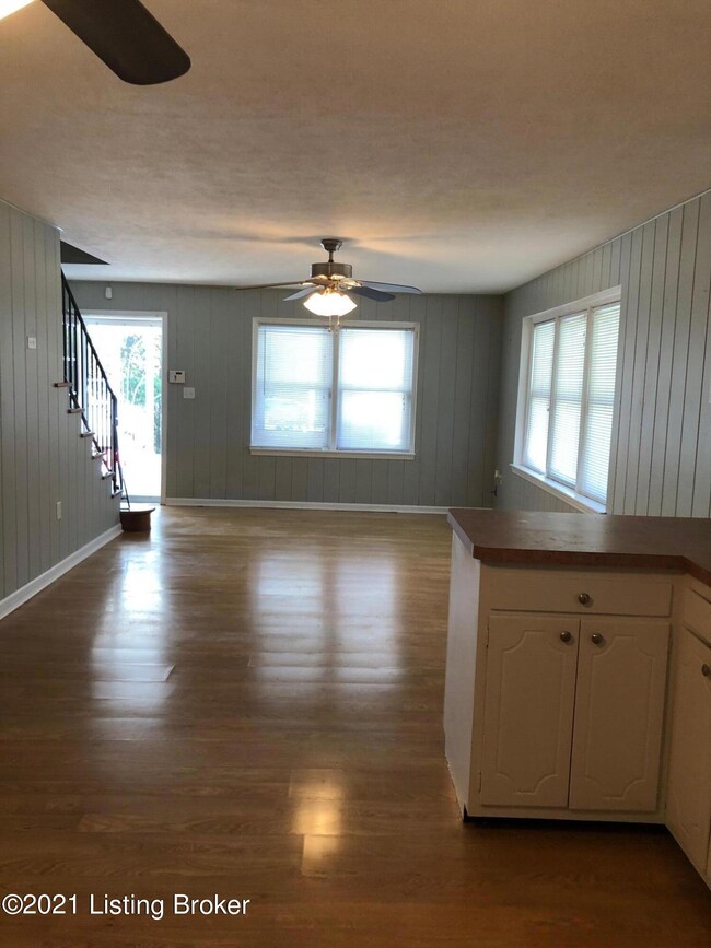 245 E Oak St, Lebanon Junction, KY 40150 - photo 6