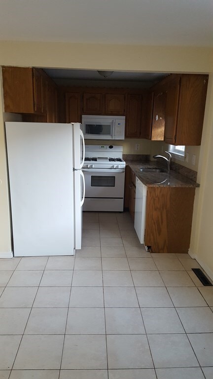 134 Coburn St unit 3, Lowell, MA 01850 - photo 2