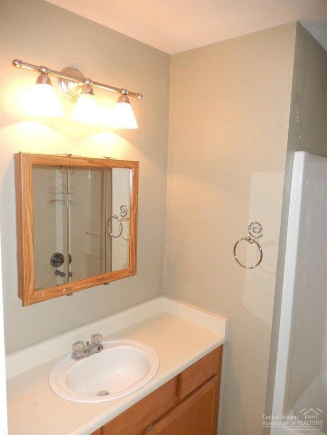 3455 SW Salmon Ave, Redmond, OR 97756 - photo 7