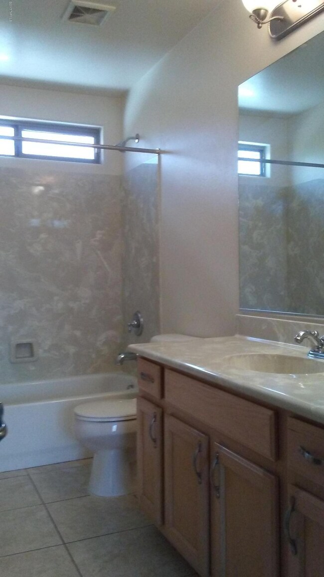 8258 N. Converse Ct-Jack & Jill Bath