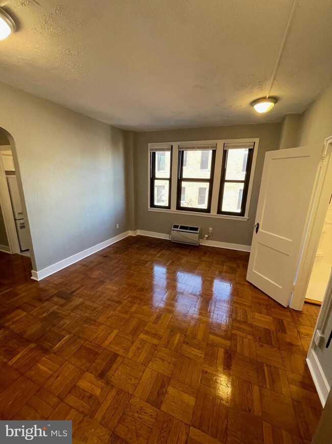 Swarthmore Condos unit 610, Washington, DC 20037 - photo 2