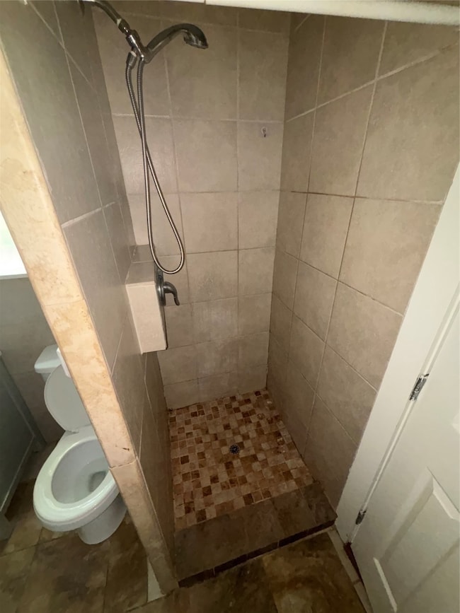 609 1/2 W Lang St, Alvin, TX 77511 - photo 5