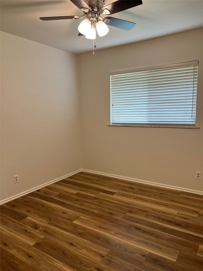 814 W Bridge St, Granbury, TX 76048 - photo 7