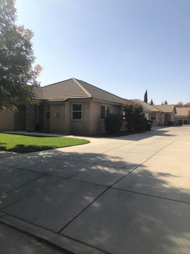 2301 N Vickie Photo 4